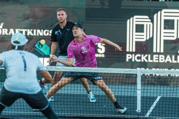 Are there professional pickleball teams?