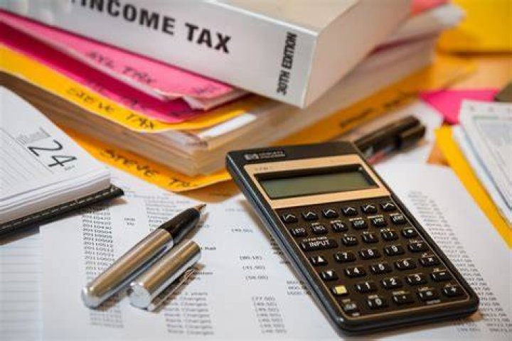 Can I withhold taxes on 1099?